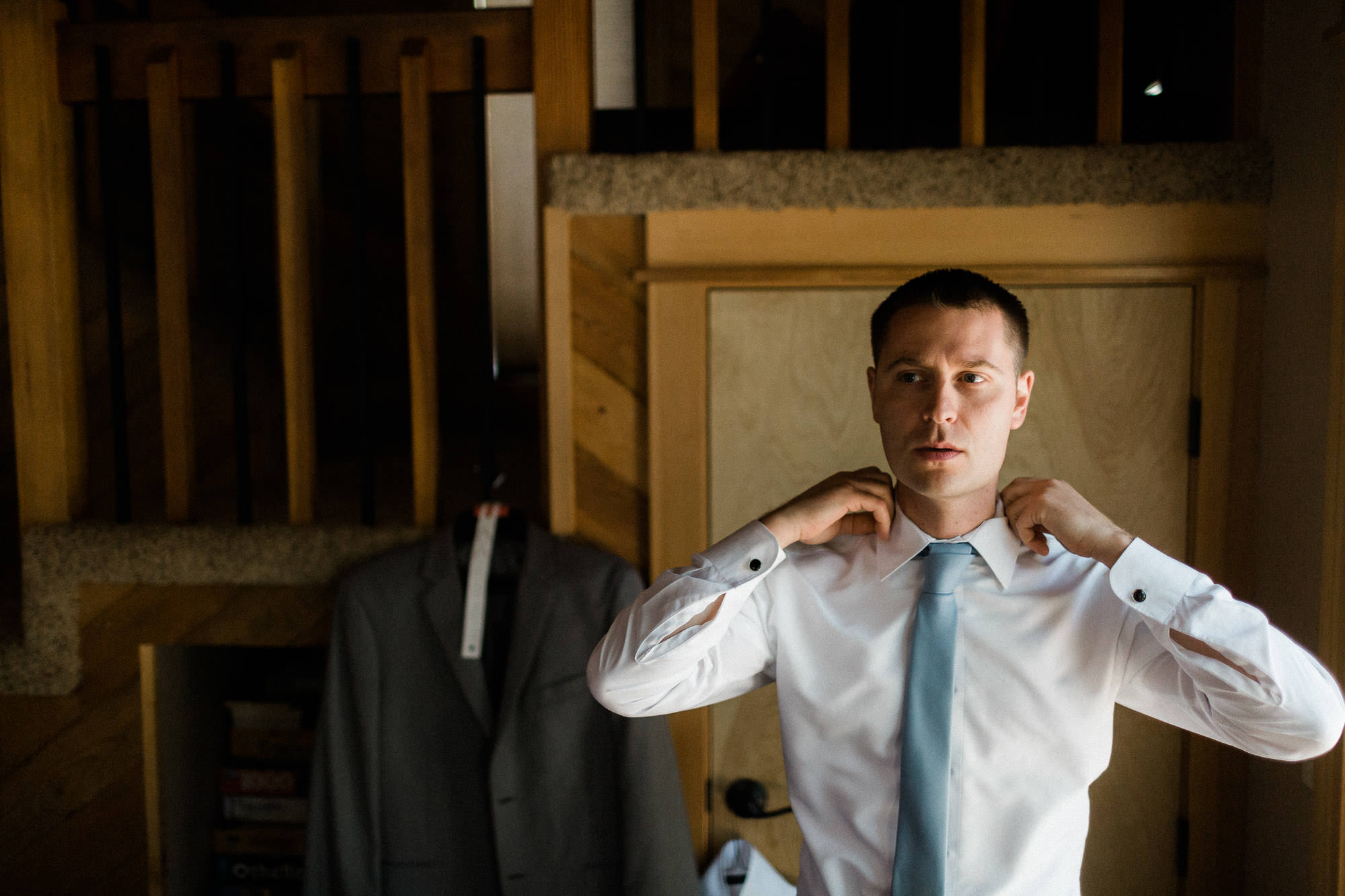 Groom puts his tie on at Black Butte Ranch