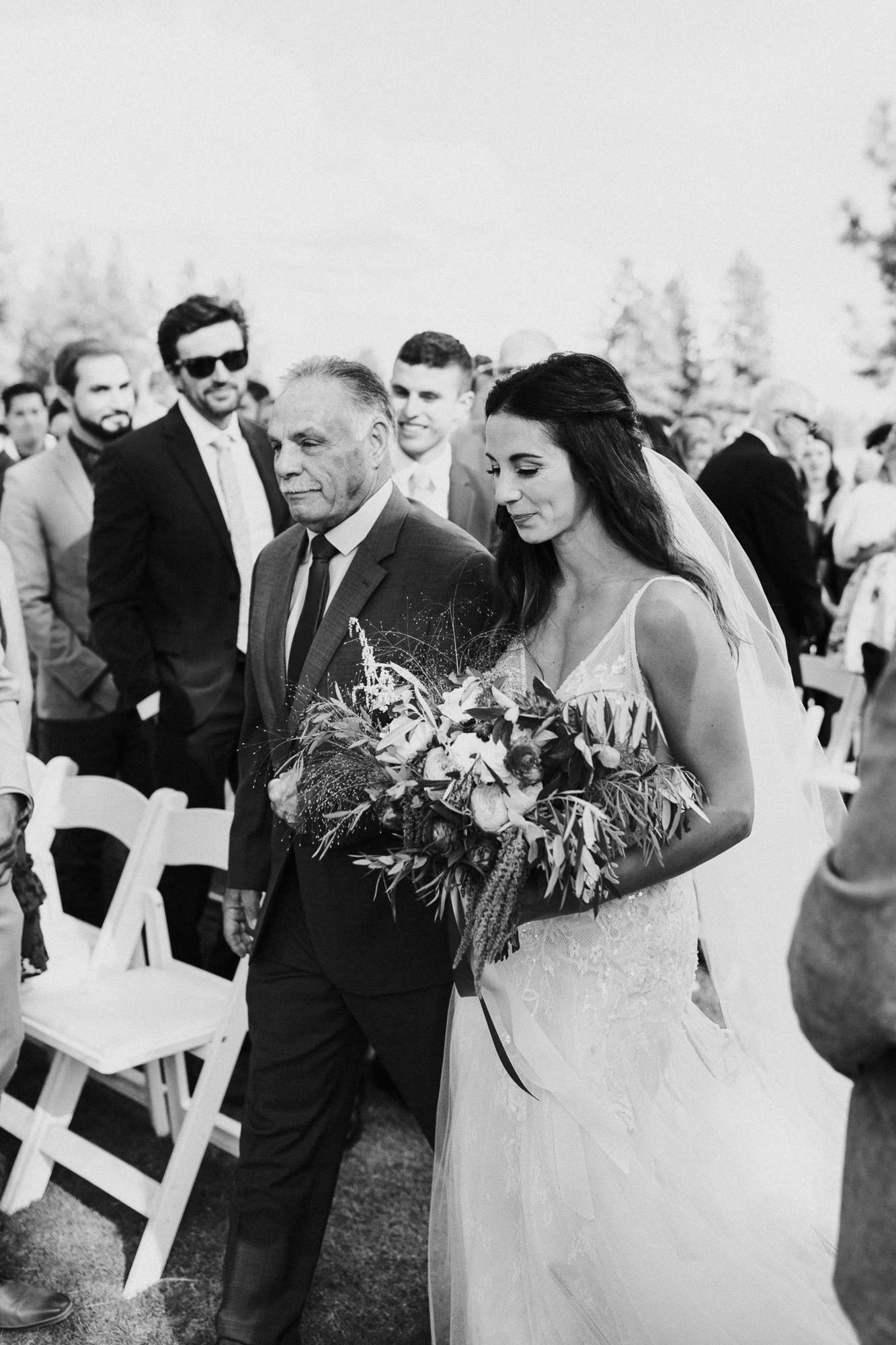 Father walks bride down the aisle at Broken Top Club in Bend, Oregon