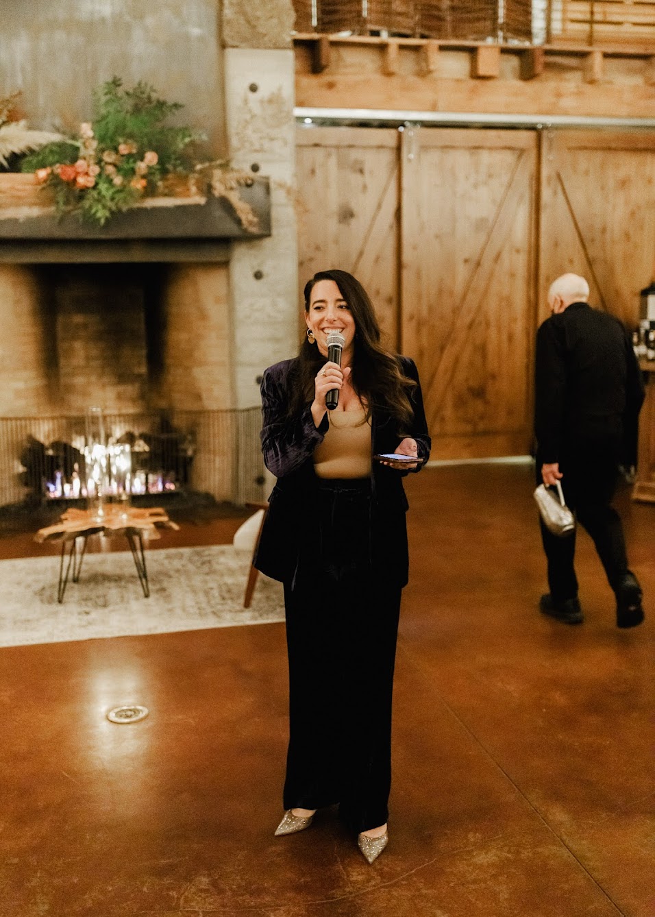 Maid of honor holding a microphone and giving her speech with a smile on