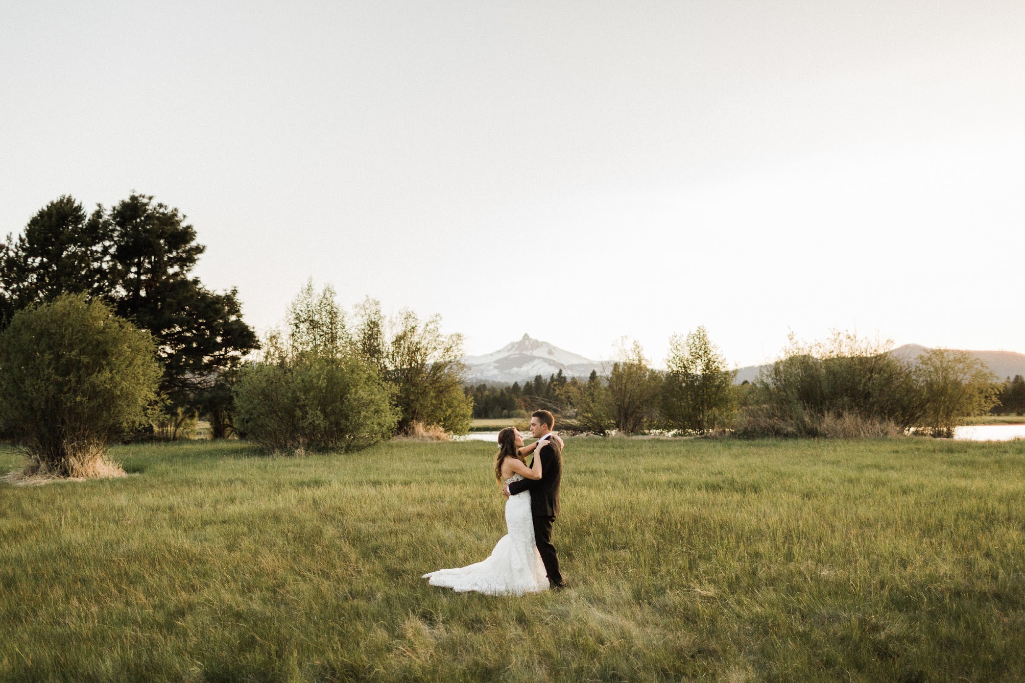 Perfect mountain view while the couple is taking photos 