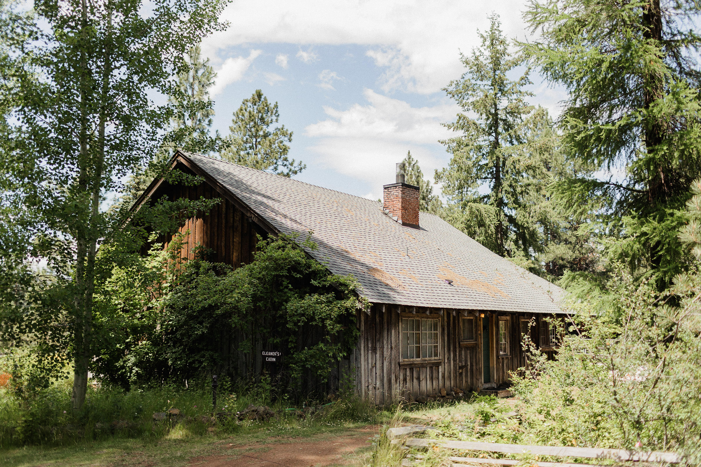 An exterior view of a cabin at House on the Metolius